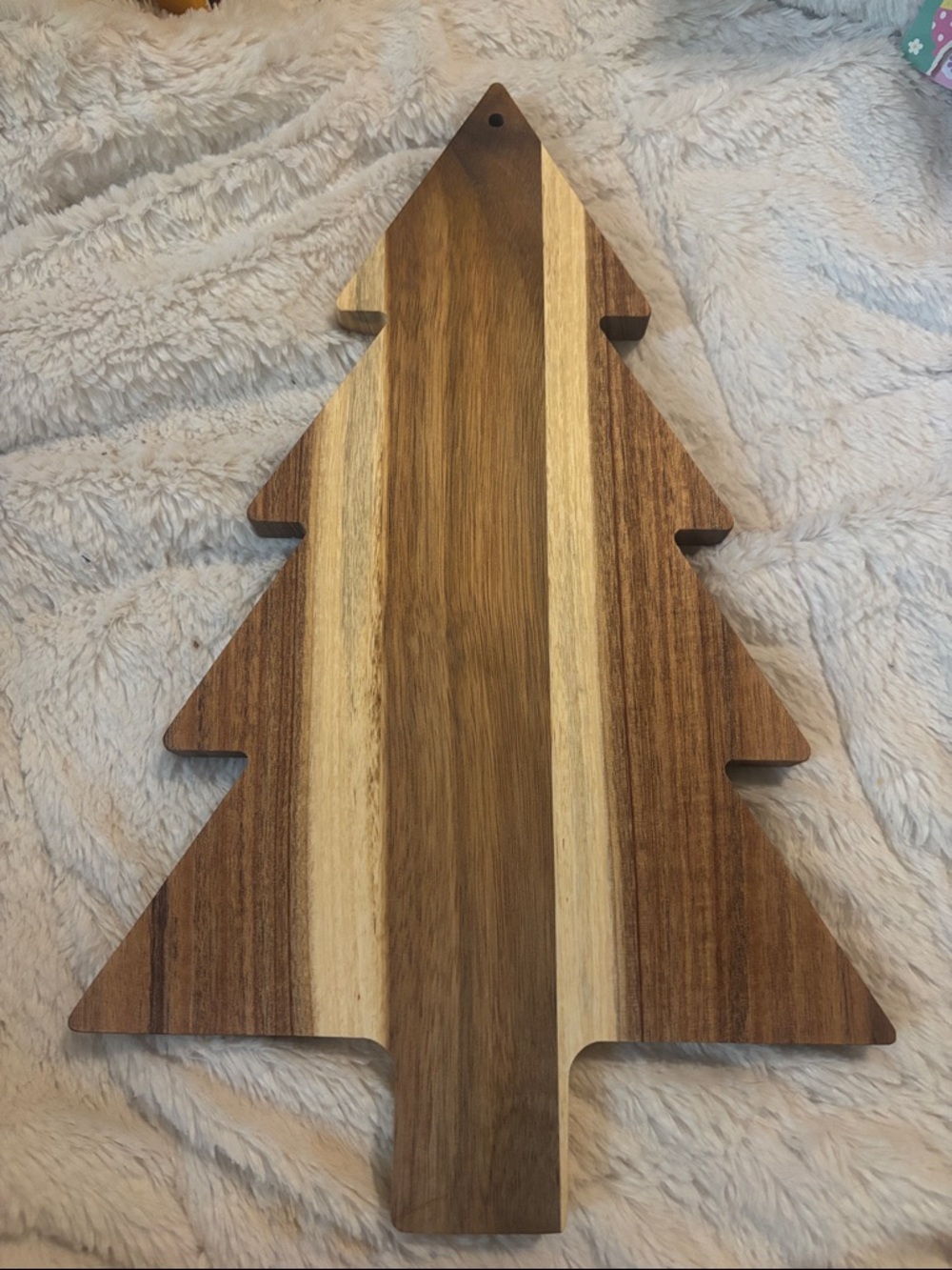 NWOT Christmas Tree Wooden Cutting Board
